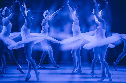 balé, desempenho, dança, dançando, grupo de pessoas, dentro de casa, azul, elegância, movimento, palco, cultura artística e entretenimento, evento de artes cênicas, adulto, adulto jovem, equilibrar, mulheres, pessoas, bailarina, palco - espaço de performance, comprimento total, braço humano, braços levantados, membro humano, 4K, CC0, domínio público, royalty free