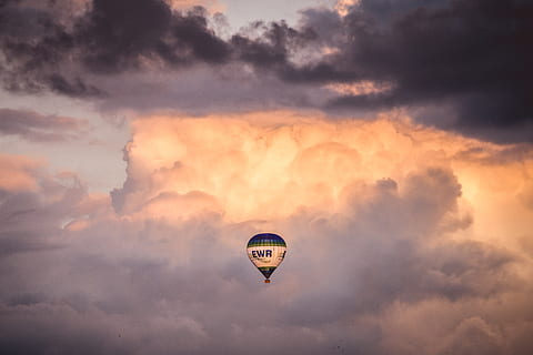 biały, niebieski, gorąco, balon powietrzny, dzień, chmury, świt, zmierzch, lot, balon na gorące powietrze, Natura, na dworze, niebo, wschód słońca, zachód słońca, chmura - niebo, transport, w powietrzu, latający, przygoda, balon, pojazd powietrzny, dramatyczne niebo, podróżować, wolność, cloudscape, środowisko, podróż, środek transportu, scenics - natura, piękno natury, cyfrowy kompozyt, żadnych ludzi, powyżej, 5K, CC0, domena publiczna, darmowe zdjęcia