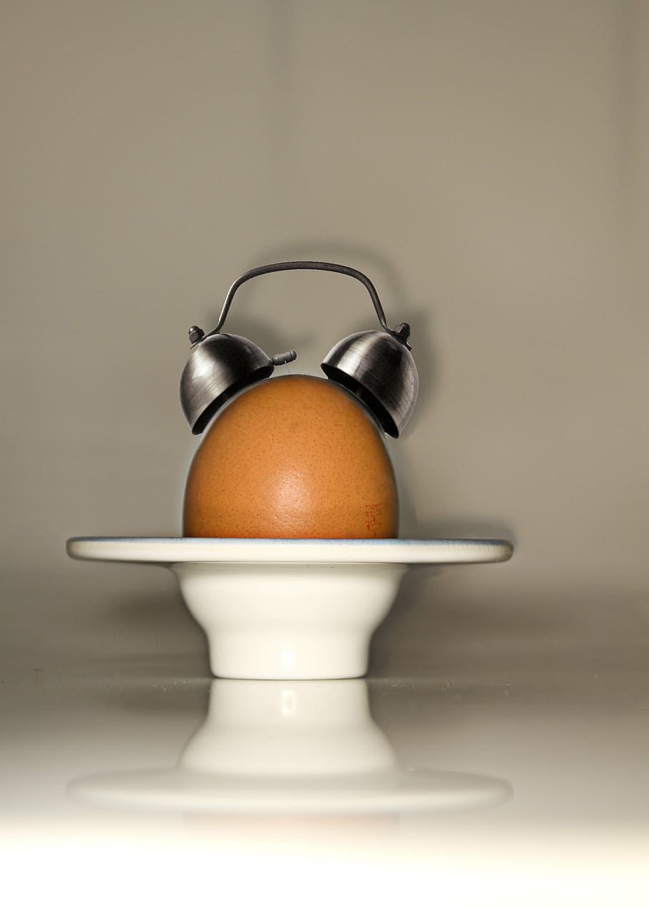 uovo, sveglia, suscitare, prima colazione, orologio, opera d'arte, orologi, uso, campana, in casa, cibo e bevande, natura morta, cibo, avvicinamento, nessuno, Marrone, girato in studio, benessere, freschezza, utensile da cucina, portauovo, tavolo, attrezzature domestiche, cibo crudo, mangiare sano, pasto, legno - materiale, singolo oggetto, vasellame, 4K
