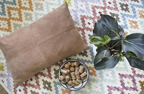 tikar, bantal, tekstil, makanan dan minuman, tidak ada orang, dalam ruangan, kesegaran, makanan, tampilan sudut tinggi, masih hidup, meja, menanam, daun, pola, taplak meja, pola diperiksa, linen, bagian tanaman, kertas, tepat di atas, alam, pola bunga, camilan, 4K, CC0, domain publik, bebas royalti