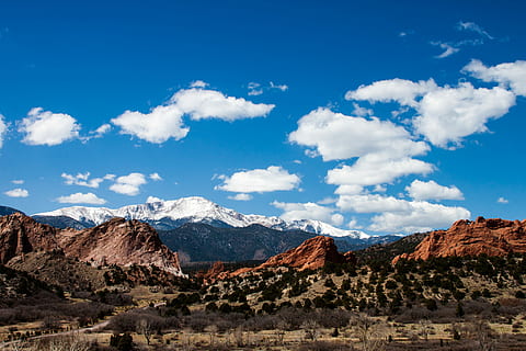 braun, Berge, wolkig, Himmel, tagsüber, Butte-Felsformationen, Wolke, Berg, Baum, Gipfel, Rock, Gebirge, Colorado, Landschaft, Natur, Tag, sonnig, blauer Himmel, Schnee, Szenen - Natur, Umgebung, wolke - himmel, Schönheit in der Natur, Nicht-städtische Szene, Land, Rock - Objekt, ruhige Szene, keine Leute, solide, Blau, Reise, draußen, Klima, halbtrocken, schneebedeckter Berg, Formation, trockenes Klima, 1080P, CC0, gemeinfrei, lizenzfrei