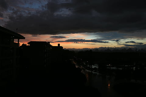 Regen, Sonnenuntergang, dunkle Wolken, Reflexion, Nacht-, Dämmerung, wolke - himmel, Himmel, Silhouette, die Architektur, Gebäudehülle, gebaute Struktur, Gebäude, Natur, Wasser, Schönheit in der Natur, keine Leute, orange Farbe, Szenen - Natur, Stadt, Wohngegend, draußen, dunkel, 5K, CC0, gemeinfrei, lizenzfrei