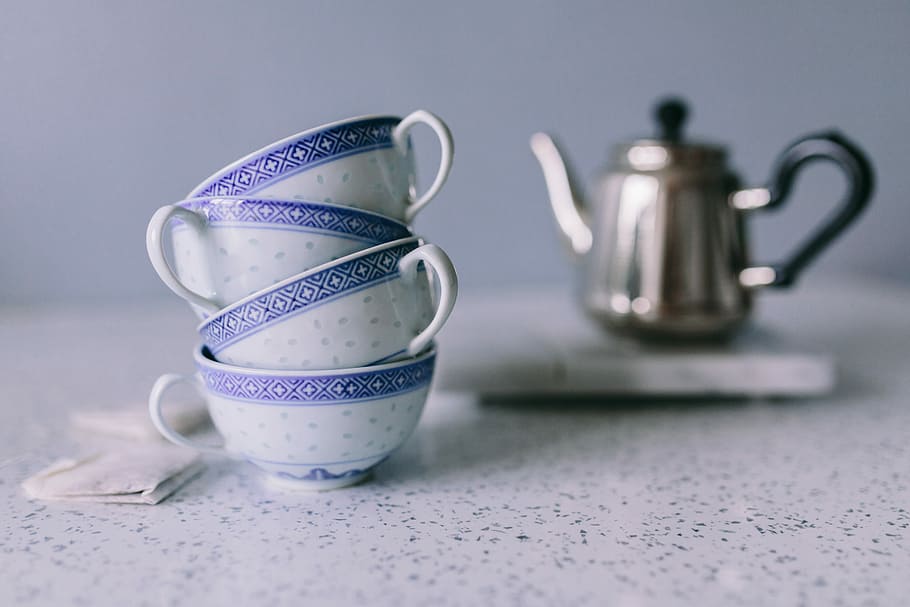 crema, buits, cafè, tee, flors de crema, te, tassa, pastís, dolç, tassa de te, cookie, beure, te - beguda calenta, porcellana, vaixella, tassa de cafè, tetera, ceràmica, cafè - beguda, enfocament selectiu, menjar i beguda, tir de l'estudi, cap gent, a l'interior, primer pla, estri de cuina, natura morta, blau, menjar, beguda calenta, equipament per a la llar, cafetera, 5K