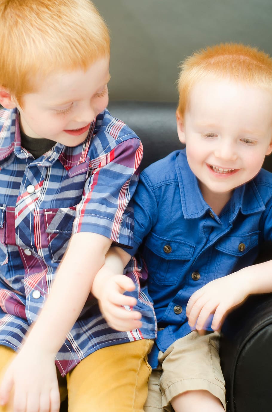 barn, dreng, fedt nok, ung, lykkelig, han-, godt barn, lykke, lille dreng, nuttet, drenge, barndom, sidder, familie, mor, rigtige mennesker, samvær, to personer, bonding, afslappet tøj, tre kvart længde, hanner, herrer, uskyld, hunner, emotion, forfra, positive følelser, 4K