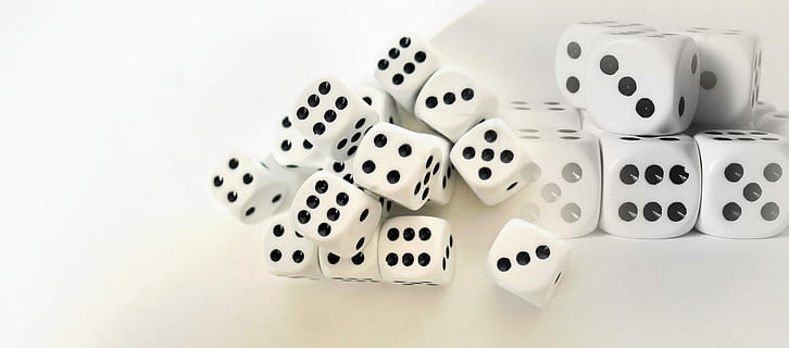 Glücksspiel, zocken, Würfel, abspielen, Kasino, Risiko, Glück, Freizeit, beschmutzt, weiße Farbe, Gruppe von Objekten, drinnen, keine Leute, Kunst, Kultur und Unterhaltung, Muster, Freizeitspiele, Mann gemacht, Nahansicht, Menschen gemacht Objekt, Stillleben, Gruppe, mittlere Gruppe von Objekten, Entspannung, Freizeitbeschäftigung, Studioaufnahme, High Angle View, 4K, CC0, gemeinfrei, lizenzfrei