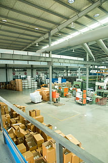 usine, entrepôt, boîte, industrie, architecture, à l'intérieur, chambre domestique, affaires, transport, bâtiment, structure construite, tapis roulant, personne, entrepôt de distribution, grand groupe d'objets, illuminé, récipient, dans une rangée, plafond, machinerie, ligne de production, équipement de fabrication, équipement industriel, 5K, CC0, domaine public, libre de droits