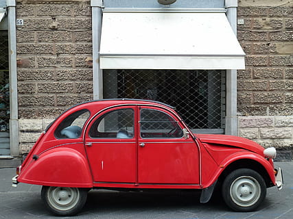 Ente, rot, Park, Oldtimer, Auto, Transportmittel, Transport, Kraftfahrzeug, Landfahrzeug, die Architektur, Tag, Stadt, gebaute Struktur, Gebäudehülle, Straße, keine Leute, stationär, Wand, Retro-Stil, draußen, Gebäude, Backstein, 2K, CC0, gemeinfrei, lizenzfrei