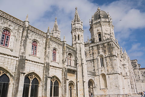 grå beton kirke, kloster, Jeronimos, lissabon, bygning udvendig, arkitektur, bygget struktur, rejsemål, lav vinkel visning, himmel, sted for tilbedelse, religion, by, bygning, tro, historie, turisme, fortiden, rejse, sky - himmel, ingen mennesker, natur, spiritualitet, udendørs, regering, gotisk stil, udsmykkede, 4K, CC0, offentligt domæne, royaltyfrie