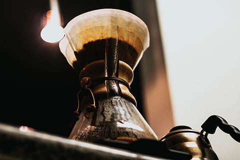 schwarze Kaffeemaschine, braune Kaffeemühle, Kaffee, Krug, Filter, warm, Dampf, drinnen, Nahansicht, keine Leute, Kaffee trinken, selektiver Fokus, Metall, Flachwinkelansicht, Schuh, Lichtanlage, Leder, Gerät, Kaffeemaschine, Ausrüstung, Musik-, beleuchtet, Technologie, Hitze - Temperatur, elektrische Lampe, 5K, CC0, gemeinfrei, lizenzfrei