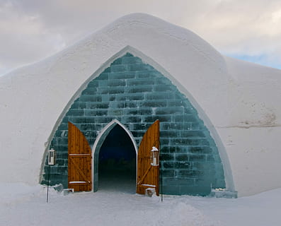 hotel, de, lukrowany, québec, Kanada, otwierany, brązowy, drewniany, drzwi, igloo, budynek, biały, śnieg, architektura, zimna temperatura, zbudowana struktura, zimowy, na zewnątrz budynku, Natura, łuk, niebo, żadnych ludzi, dzień, biały kolor, dom, na dworze, chmura - niebo, cele podróży, fasada, krajobraz, burza śnieżna, 4K, CC0, domena publiczna, darmowe zdjęcia