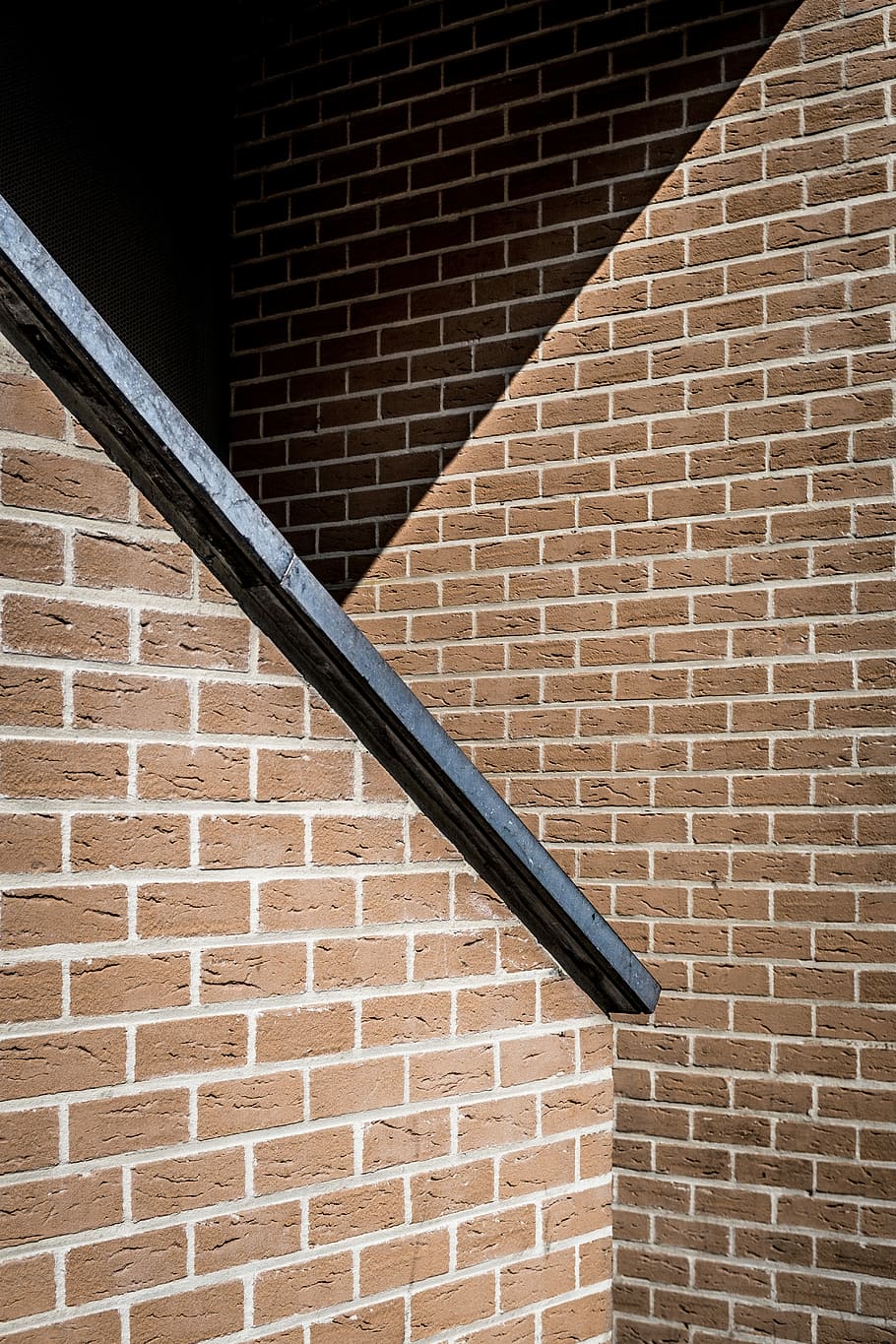 muro di mattoni marrone, costruzione, parete, mattone, luce del sole, ombra, architettura, struttura costruita, muro di mattoni, esterno dell'edificio, caratteristica della parete, nessuno, modello, giorno, metallo, Inquadratura dal basso, Marrone, ringhiera, gradini e scale, scala, all'aperto, finestra, 5K