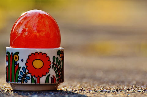 Paști, oua de Paste, colorat, Paste Fericit, ou, culoare, a închide, să se concentreze asupra primelor elemente, artă și sculptură, alimente, natură moartă, nici o persoana, mancare si bautura, creativitate, masa, selectiv, model, roșu, ambarcațiune, în aer liber, celebrare, decor, mâncat sănătos, zi, un singur obiect, reprezentare, model floral, 5K, CC0, domeniu public, fără drepturi de autor