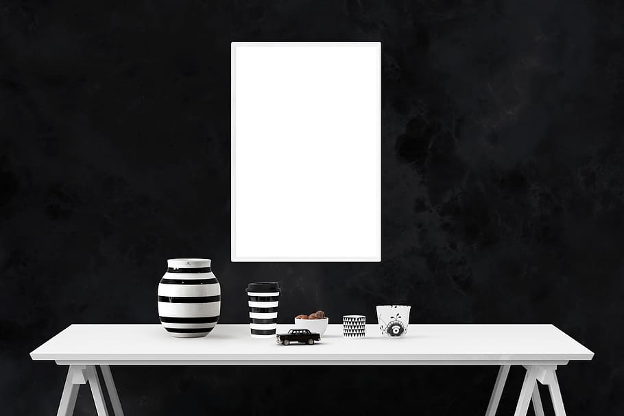 bianca, di legno, consolle, tavolo, modello, parete, manifesto, finto, telaio, interno, copia spazio, vuoto, in casa, nessuno, Colore bianco, assenza, cibo e bevande, tazza, natura morta, comunicazione, bere, posto a sedere, piatto, tazza di caffè, attività commerciale, tecnologia, attrezzatura per l'illuminazione, sfondo nero, lampada elettrica, vasellame, ambientazione, 5K