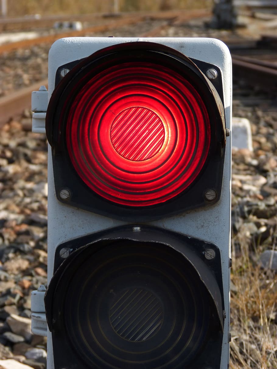 Ampel, hellrot, Zug, verboten, rot, Eisenbahn, draußen, Transport, Tag, keine Leute, Nahansicht, Fokus auf den Vordergrund, gestalten, Kreis, Natur, Sicherheit, Metall, Technologie, Straßensignal, Geometrische Figur, Land, Zeichen, Feld, Kommunikation, Stadt, 4K
