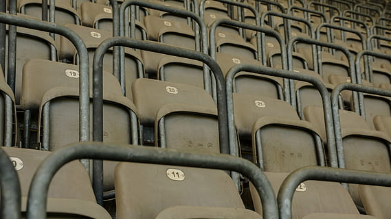 estádio, assento, monotonia, esvaziar, plástico, cadeira, linha, vago, ninguém, futebol, público, arena, números, assentos, em uma sequência, repetição, origens, quadro completo, dentro de casa, padronizar, metal, ordem, visão de baixo ângulo, arquitetura, lado a lado, grande grupo de objetos, fechar-se, estrutura construída, o negócio, cultura artística e entretenimento, 5K, CC0, domínio público, royalty free