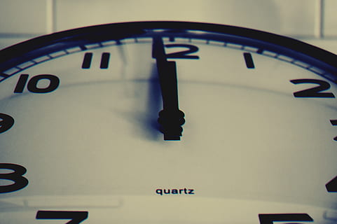 sort og hvid, teknologi, numre, tid, ur, tæt på, timer, indendørs, instrument, minutter, kvarts, tidsmåler, timeren, nummer, minut hånd, uret ansigt, ingen mennesker, klok hånd, nøjagtighed, tidsinstrument, deadline, time hånd, vægur, enkelt objekt, nat, tekst, studio skud, murbygningsfunktion, meddelelse, tjekker tiden, 5K, CC0, offentligt domæne, royaltyfrie