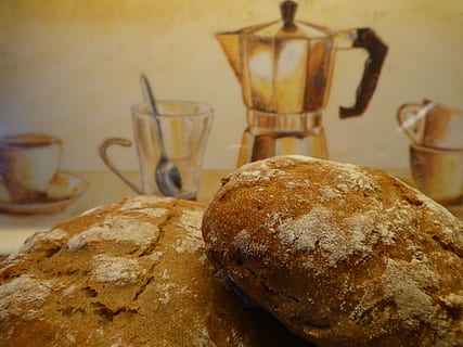 Vinschgau, Roggenbrot, Brötchen, Brot, rollen, Südtirol, val venosta, ein Leib Brot, Mehl, Bäckerei, drinnen, Essen und Trinken, Stillleben, Nahansicht, keine Leute, Tabelle, Frische, Lebensmittel, gebacken, Fokus auf den Vordergrund, braun, Wohlbefinden, hausgemacht, Wandbau - Funktion, Container, Einfachheit, Holz - Material, Gruppe von Objekten, 4K, CC0, gemeinfrei, lizenzfrei
