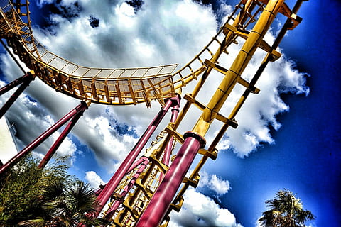 tema, roller coaster, liburan, langit, tampilan sudut rendah, Taman Hiburan, naik taman hiburan, awan - langit, alam, budaya seni dan hiburan, hari, di luar rumah, tidak ada orang, rollercoaster, biru, lapang, menyenangkan, struktur yang dibangun, kegiatan waktu luang, Arsitektur, pohon, gerakan, kegembiraan, 1080P, CC0, domain publik, bebas royalti