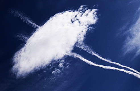 hvite skyer, himmel, skyformasjoner, Sky, stier, se opp, blå, sky - himmel, dampspor, flying, luftfartøy, fly, røyk - fysisk struktur, bevegelse, natur, ingen folk, hvit farge, transport, på farten, luft forestilling, dag, vind, utendørs, i lufta, lav vinkel visning, forurensing, 5K, CC0, offentlig domene, opphavsrett gratis