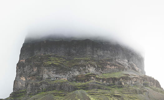 negre, gris, muntanya, hora del dia, negre i gris, muntanya grisa, dia, temps, naturalesa, penya-segat, escenics, paisatge, rock - object, cap gent, a l'aire lliure, llocs de viatges, lloc famós, imatge en color, fons blanc, rock, sòlid, boira, formació de roca, bellesa a la natura, escenics - natura, tranquil·litat, cel, escena tranquil·la, terra, viatjar, destinacions de viatge, formació, cim de muntanya, erosionat, 8K, CC0, domini públic, lliure de regalies
