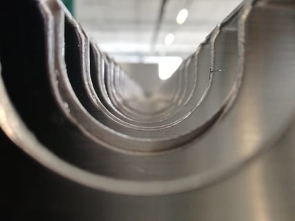 dentro, tubo, astratto, barile, pistola, luce, metallo, tubi, sfondo, blu, tiro, acciaio, tunnel, modello, bianca, luminosa, struttura, cerchio, turbine, ferro, nero, metallico, obiettivi, fine, condotto, industria, design, acqua, colore, obice, grafico, aria, forma, vecchio, imbuto, industriale, tecnologia, vista, conduttura, telaio, in casa, nessuno, avvicinamento, architettura, messa a fuoco selettiva, giorno, costruzione, concentrarsi sulle conoscenze acquisite, struttura costruita, forma geometrica, mezzi di trasporto, ringhiera, di fila, color argento, soffitto, 4K, CC0, dominio pubblico, privo di copyright