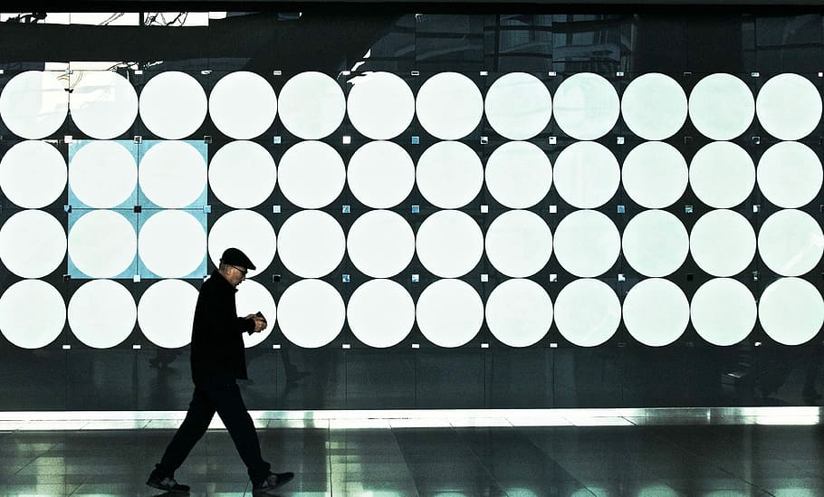 Mann, Gehen, Beleuchtung, neben, LED, Punkte, runden, Muster, eine Person, in voller Länge, Stehen, die Architektur, Erwachsene, drinnen, junger Erwachsener, Seitenansicht, schwarze Farbe, echte Menschen, Tag, suchen, Gebäude, Technologie, Geschäft, Männer, junge Männer, Lebensstile, 4K