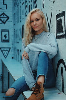 donna, felpa, afflitto, jeans, Marrone, stivali stringati, seduta, avambraccio, riposo, sinistra, giro, allacciare, stivali, donne, capelli biondi, bellissimo, etnia caucasica, persone, femmine, una persona, moda, giovane adulto, bellezza, adulto, ritratto, all'aperto, sensualità, stili di vita, modella, adolescente, tristezza, scala, scontento, capelli, abbigliamento casual, giovani donne, persone reali, guardando la fotocamera, architettura, capelli lunghi, acconciatura, bella donna, vista frontale, 5K, CC0, dominio pubblico, privo di copyright