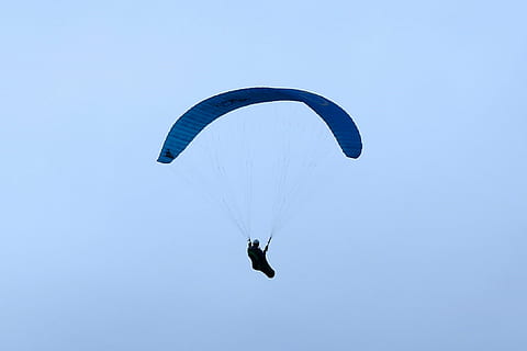 kluzáků, obrazovka, vítr, pracovní verze, vzduch, himmel, extrémní sporty, paragliding, padák, sport, dobrodružství, k nepoznání člověka, létající, střední vzduch, volnočasové aktivity, jedna osoba, nebe, skutečných lidí, svoboda, klouzání, životního stylu, radost, přeprava, rozjařenost, den, modrý, venku, parasailing, vzrušení, 1080P, CC0, veřejná doména, bez autorských práv