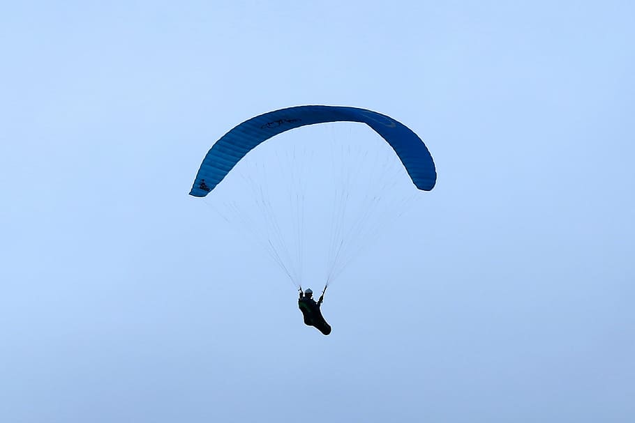 parapents, pantalla, vent, esborranys, aire, himmel, Esports extrems, parapent, paracaigudes, esport, aventura, persona irreconeixible, volant, a l'aire, activitat d'oci, una persona, cel, persones reals, llibertat, lliscament, estils de vida, joia, transport, alegria, dia, blau, a l'aire lliure, parasailing, emoció, 1080P