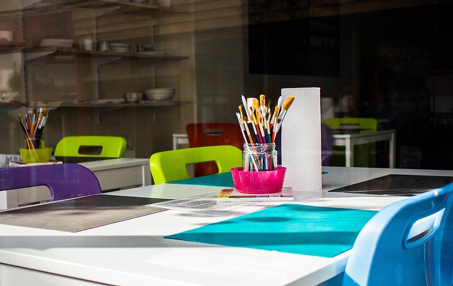 eines de pintura, gerro de vidre, sense títol, taula, taula d'artesania, taula d’art, espai artesanal, classe d’art, equipament artístic, pinzell, interior, llapis, aparador, botiga, espai de coworking, raspall, art, cap gent, cadira, a l'interior, organitzador d’escriptori, vidre - material, centrar-se en primer pla, contenidor, dia, bolígraf, seient, naturalesa, negocis, mobles, arquitectura, multicolor, absència, copa, equipament per a la llar, vidre, piscina, 5K