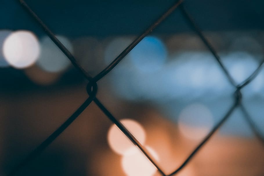 fotografia de primer pla, gris, fil metàl·lic, cable, bokeh, fosc, nit, llums, tanca d'enllaç de cadena, cap gent, protecció, primer pla, dia, a l'aire lliure, centrar-se en primer pla, embolic de cables, metall, tanca, naturalesa, enfocament selectiu, emoció, seguretat, il·luminat, fons, ombra, sol objecte, 5K