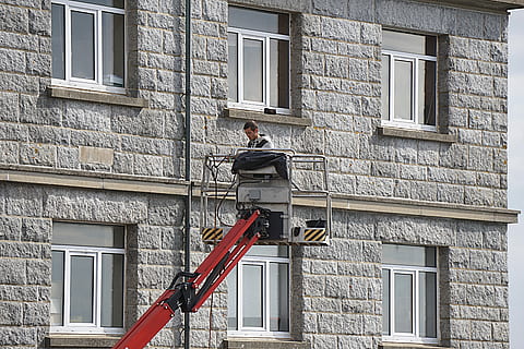 nacelle, arbejde, arbejder, mand, hus, facade, hus facade, by, by-, væg, glas, kun en mand, kun mænd, arkitektur, bygning udvendig, en person, kun voksne, bygget struktur, vindue, voksen, beskæftigelse, fuld længde, herrer, stige, hanner, stående, bygning, boligområde, trappe, 5K, CC0, offentligt domæne, royaltyfrie