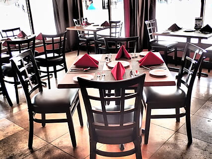 kvadrat brun-og-sort, træ-, 5 dele, 5- stykke spisning, sæt, indendørs, dagtimerne, restaurant, bord, aftensmad, spisning, dekoration, elegant, begivenhed, glas, sølvtøj, fancy, frokost, drikke, indre, stol, sæde, forretning, fravær, ingen mennesker, tom, møbel, arrangement, gulve, dag, indstilling, bestille, sted indstilling, rød, stilleben, vindue, flisebelagt gulv, 4K, CC0, offentligt domæne, royaltyfrie