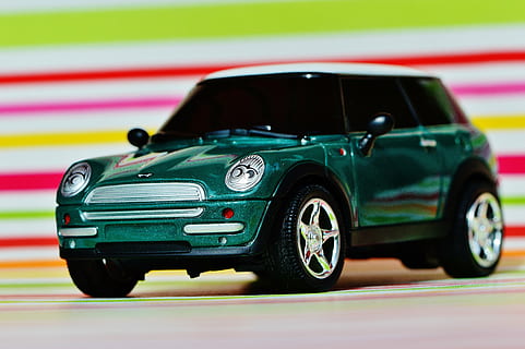 Mini cooper, automàtic, model, vehicle, mini, verd, transport, cotxe, manera de transport, automòbil, joguina, velocitat, cotxe de joguina, esport, cotxe de carreres, estil retro, roda, vermell, infància, conduir, cursa esportiva, gent, pneumàtic, enfocament selectiu, antiguitat, luxe, 5K, CC0, domini públic, lliure de regalies