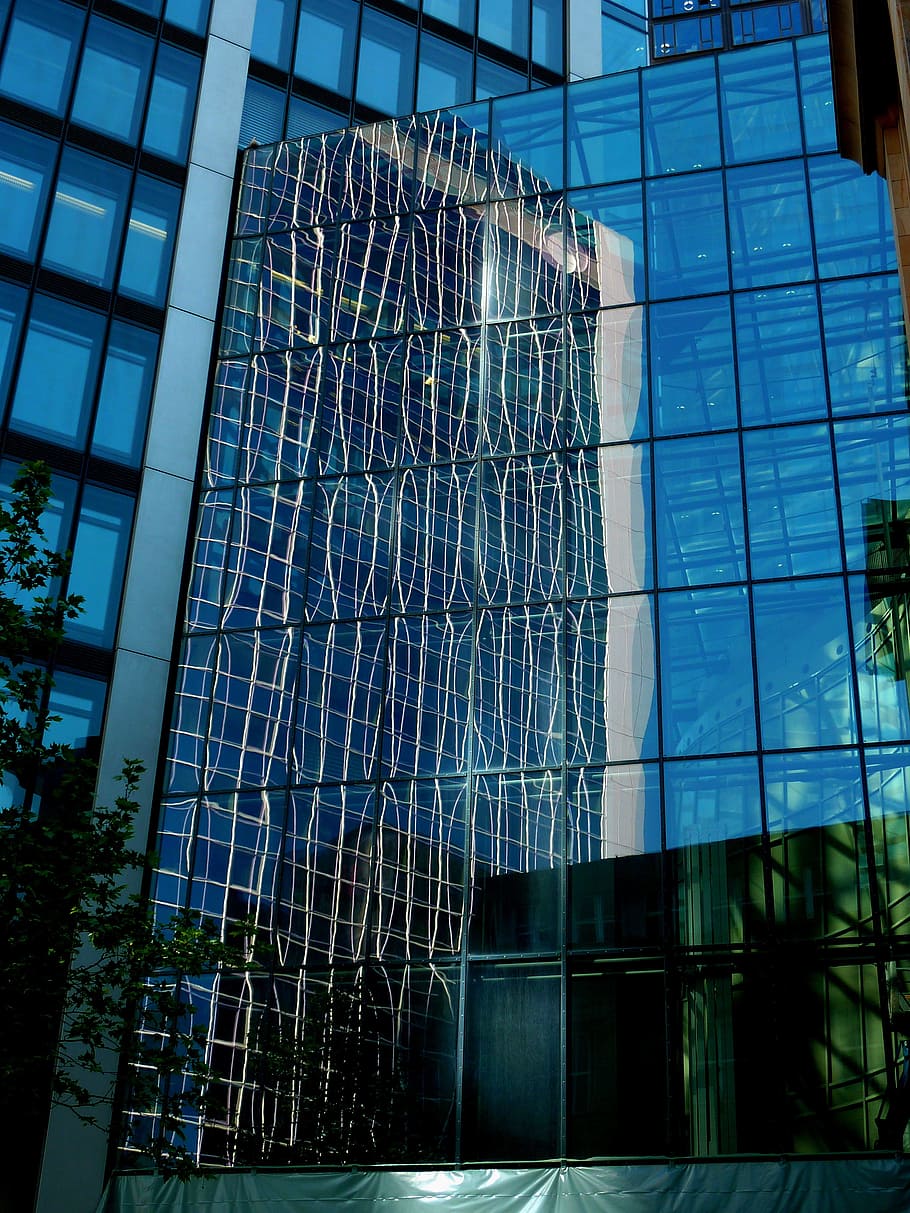 gratacels, reflexió, edifici, façana, arquitectura, vidre, finestra, edifici d'oficines, casa, arquitectura moderna, modern, ciutat, façana de vidre, frontal de vidre, façana de la casa, duplicació, vidre - material, exterior de l'edifici, estructura construïda, cap gent, vista d’angle baix, dia, exterior d’edifici d’oficines, oficina, naturalesa, cel, a l'aire lliure, transparent, patró, 2K