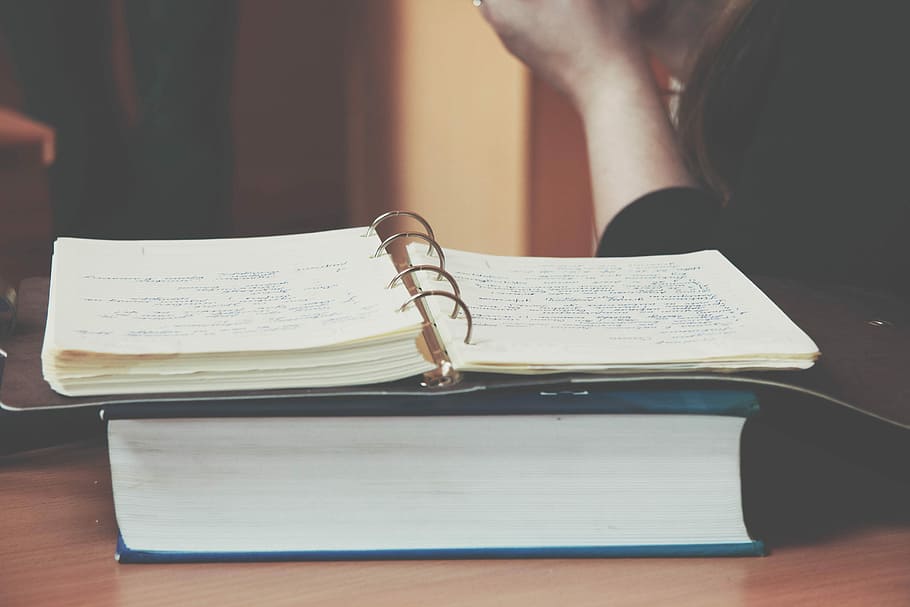 Notă, deschis, Notepad, top, carte, caiet, notițe, Biblie, publicare, în interior, umană, masa, oameni adevărați, hârtie, o persoana, educaţie, partea corpului uman, comunicare, deținere, a închide, mână, să se concentreze asupra primelor elemente, femei, stilou, stiluri de viață, acasă interior, deget, 5K