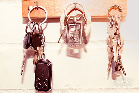 sleutels, auto, muur, geen mensen, opknoping, binnenshuis, reizen, bagage, kunst en ambacht, vertegenwoordiging, groep objecten, stilleven, muur - bouwfunctie, menselijke representatie, koffer, dag, zak, ambacht, creativiteit, reisbestemmingen, communicatie, groep, persoonlijk accessoire, 2K, CC0, publiek domein, royaltyvrij
