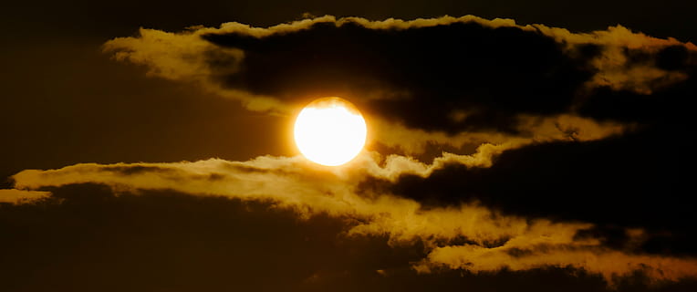 fuld, måne, skyer, solnedgang, aften sol, sol, Sky, Abendstimmung, aftenhimmel, atmosfærisk, ferie, lichtspiel, humør, hvile, aften, romantisk, flyers, natur, scenics, skønhed i naturen, nat, udendørs, ingen mennesker, ro, gul, himmel, sky - himmel, plads, astronomi, mørk, scenics - natur, cirkel, form, geometrisk form, dramatisk himmel, atmosfære, glødende, solformørkelse, fuldmåne, formørkelse, måneskin, 4K, CC0, offentligt domæne, royaltyfrie