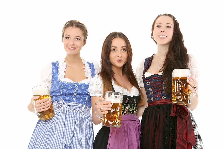 tres, dones, portar, vestits, de peu, plegable, tancs de vidre, ple, cerveses, home, baviera, dirndl, folklore, dona, aïllat, tallar, joia, amics, grup, noia, madl, mädls, munich, oktoberfest, disfressa, tradició, tradicionalment, beure, alcohol, cervesa - alcohol, menjar i beguda, amistat, unió, celebració, refresc, felicitat, somrient, grup de persones, dones joves, retrat, adult jove, mirant la càmera, emoció, fons blanc, tir de l'estudi, a l'interior, adult, vidre, dona guapa, emoció positiva, 5K