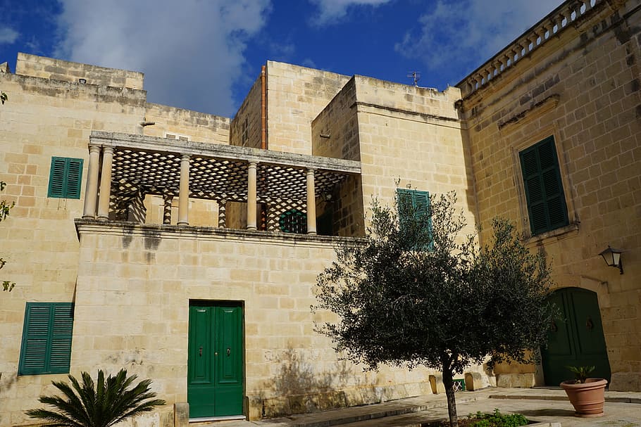 finestra, parete, balcone, Malta, casa, Mdina, mediterraneo, costruzione, architettura, vacanza, esterno dell'edificio, struttura costruita, all'aperto, cielo, nessuno, pianta, albero, Inquadratura dal basso, nuvola - cielo, natura, giorno, città, luce del sole, quartiere residenziale, caratteristica della parete, ombra, 5K