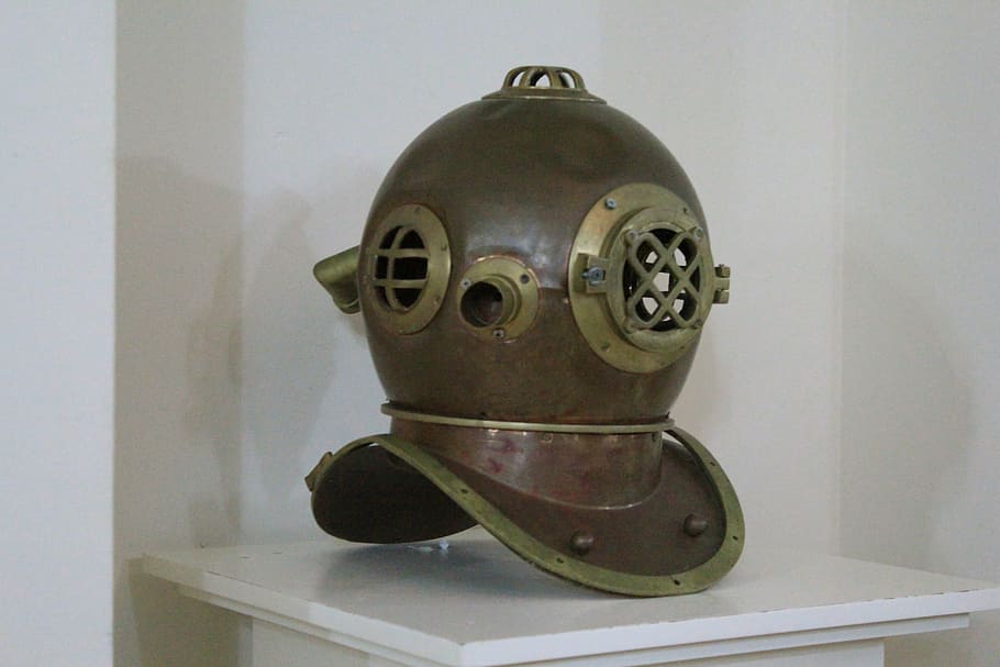 casc de bussejadors, busseig, timó, a l'interior, cap gent, metall, natura morta, primer pla, sol objecte, tecnologia, vell, casc, seguretat, funció de construcció de parets, taula, màscara, el passat, comunicació, barreteria, protecció, disfressar-se, representació, 5K