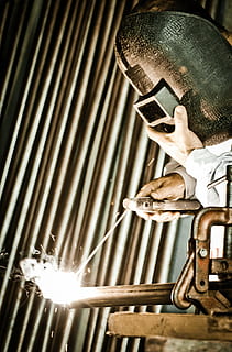 la personne, portant, gris, masque de soudure, barre d'acier, soudage, profession, souder, Feu, appels, métal, une personne, Vrais gens, main humaine, Occupation, en portant, travail, main, à l'intérieur, industrie, Hommes, partie du corps humain, industrie de construction, lumière du soleil, vêtements de travail de protection, La technologie, journée, industrie métallurgique, des étincelles, fer - métal, 2K, CC0, domaine public, libre de droits