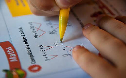 la personne, la résolution, mathématique, équation, mathématiques, écolier, calcul, école, étudiant, main humaine, main, crayon, partie du corps humain, fermer, éducation, en portant, mise au point sélective, personnes, l'écriture, apprentissage, progéniture, à l'intérieur, précision, enfant, stylo, partie du corps, enfance, doigt, fournitures scolaires, en train d'étudier, 4K, CC0, domaine public, libre de droits