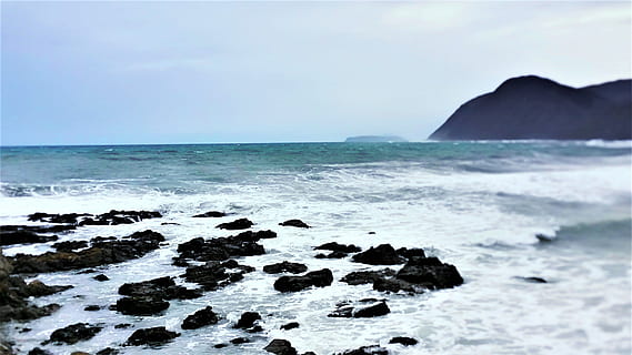 morze, Natura, niebo, plaża, chmury, Wybrzeże, środowisko, horyzont, Góra, ocean, oceanshore, oceanside, na dworze, skały, skaliste wybrzeże, Skalistym brzegu, sceneria, sceniczny, pejzaż morski, pobrzeże, kamienie, surfować, woda, fale, skała, horyzont nad wodą, rock - obiekt, wylądować, solidny, fala, scenics - natura, ruch, żadnych ludzi, piękno natury, dzień, spokojna scena, spokój, 2K, CC0, domena publiczna, darmowe zdjęcia