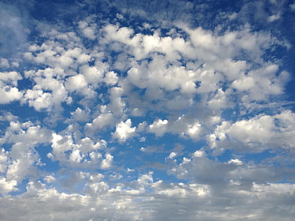 cel amb núvols, cloudscape, núvols, cel, blau, llum, ennuvolat, dia, brillant, blanc, teló de fons, patró, alt, bon temps, parcialment ennuvolat, fons, naturalesa, temps, aire, a l'aire lliure, estiu, núvol - cel, clima, espai, esponjós, núvol de cúmuls, escenics, bellesa a la natura, escenics - natura, tranquil·litat, cap gent, vista d’angle baix, Color blanc, escena tranquil·la, marc complet, idíl·lic, llum solar, meteorologia, 2K, CC0, domini públic, lliure de regalies
