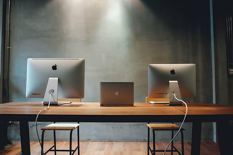 zwei, Silber Imac, silbernes macbook, braun, Tabelle, Arbeitsplatz, Schreibtisch, Computers, Laptop, Desktop, Büro, Geschäft, Zuhause, Gebäude, Arbeit, Gerät, Bildschirm, Technologie, Design, modern, Notizbuch, Digital, Internet, Computer, drinnen, kabellose Technologie, Möbel, Kommunikation, Sitz, Verbindung, Holz - Material, Stuhl, keine Leute, leeren, Bürostuhl, 4K, CC0, gemeinfrei, lizenzfrei