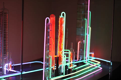 elétrico, modelo, controlada, fio, objeto, museu, iluminado, ninguém, dentro de casa, vermelho, noite, equipamento de iluminação, fechar-se, brilhando, copo de bebida, equipamento doméstico, vidro, vidro - material, Exposição longa, luz - fenômeno natural, néon, cuidados de saúde e medicina, multi colorido, agua, Ciência, focar em primeiro plano, 5K, CC0, domínio público, royalty free