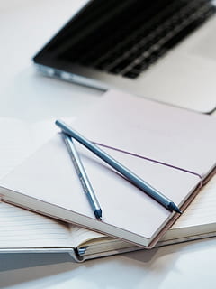 Două, albastru, stilouri, top, carte, muncă, scrie, jurnal, birou, calculator, la locul de muncă, lucru, caiet, hârtie, laptop, Afaceri, scris, stilou, loc de munca, educaţie, student, lance, Blogger, Notepad, alb, natură moartă, în interior, publicare, nici o persoana, instrument de scris, masa, a închide, tehnologia fără fir, vedere în unghi mare, tehnologie, conexiune, cartelă de note, furnizarea de birou, deschis, comunicare, gol, 4K, CC0, domeniu public, fără drepturi de autor