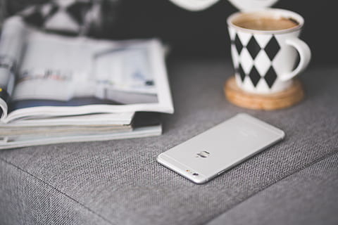tæt, telefon, grå, sofa, æble, kaffe, meddelelse, tid, iphone, livsstil, magasiner, mobil, krus, tech, teknologi, trådløs teknologi, forbindelse, selektiv fokusering, avis, ingen mennesker, indendørs, tæt på, smart telefon, bærbar informationsenhed, mad og drikke, bord, mobiltelefon, kaffekop, studio skud, forretning, stilleben, papir, lille gruppe af objekter, porcelæn, 4K, CC0, offentligt domæne, royaltyfrie