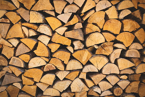 lot de llenya apilada, lot de fusta, fusta, patró, blocs, bosc, picat, llenya, naturalesa, textura, arbre, europa, estònia, natural, marc complet, fons, registre, gran grup d'objectes, abundància, indústria de la fusta, cap gent, pila, material de fusta, disseny, repetició, desforestació, pila de fusta, 5K, CC0, domini públic, lliure de regalies